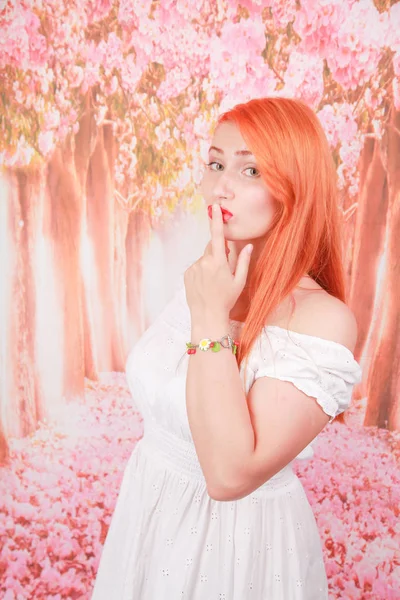 Πορτρέτο του κοριτσιού με πορτοκαλί μαλλιά σε λευκό καλοκαίρι φόρεμα μόδας — Φωτογραφία Αρχείου