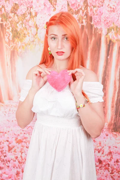 Menina detém forma de coração vermelho fofo travesseiro macio para dia dos namorados amor — Fotografia de Stock