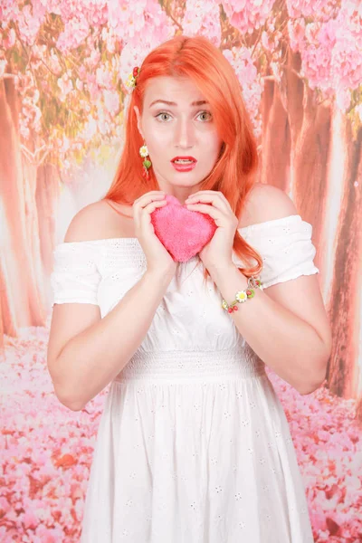 Menina detém forma de coração vermelho fofo travesseiro macio para dia dos namorados amor — Fotografia de Stock