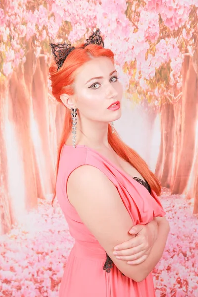 美丽的红发少女与时尚蕾丝猫耳朵在头上 — 图库照片