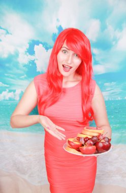 meyve plaka sıcağı ile oldukça parlak kadın, yaz ve sağlıklı beslenme kavramı