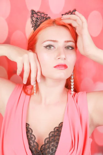 頭の上にファッションレース猫の耳を持つ美しい赤毛の若い女の子 — ストック写真