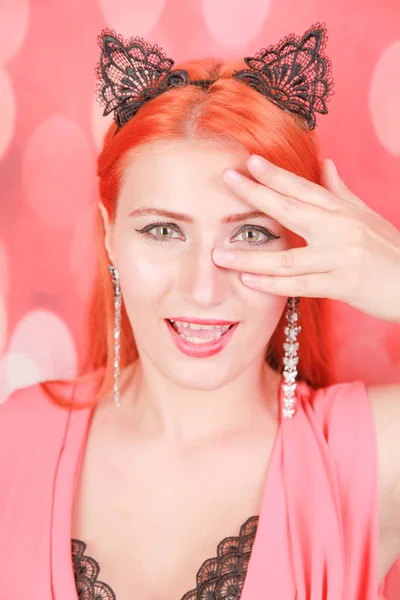 Menina ruiva bonita com orelhas de gato de renda de moda na cabeça — Fotografia de Stock