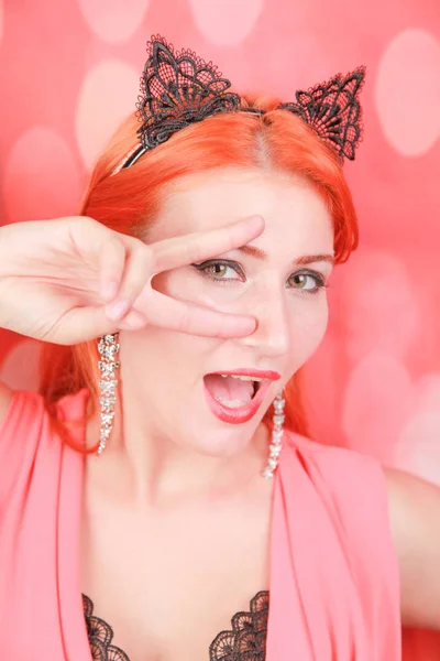 Hermosa chica pelirroja con orejas de gato de encaje de moda en la cabeza —  Fotos de Stock