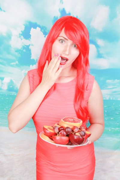 Vrij heldere vrouw met bord van fruit, het concept van de zomer en gezonde voeding — Stockfoto