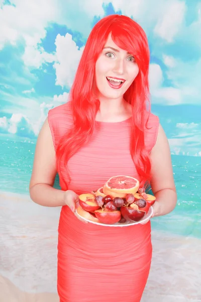 Pěkná jasná žena s talířky ovoce, koncept léta a zdravé výživy — Stock fotografie