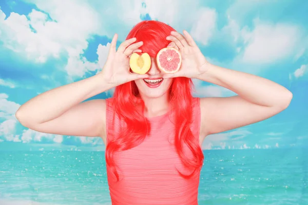 Αρκετά φωτεινή γυναίκα με κόκκινο γκρέιπφρουτ, η έννοια του καλοκαιριού και υγιεινή διατροφή — Φωτογραφία Αρχείου