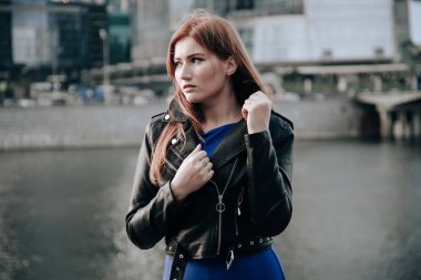 güzel moda bayan tek başına akşam şehirde yürüyüş