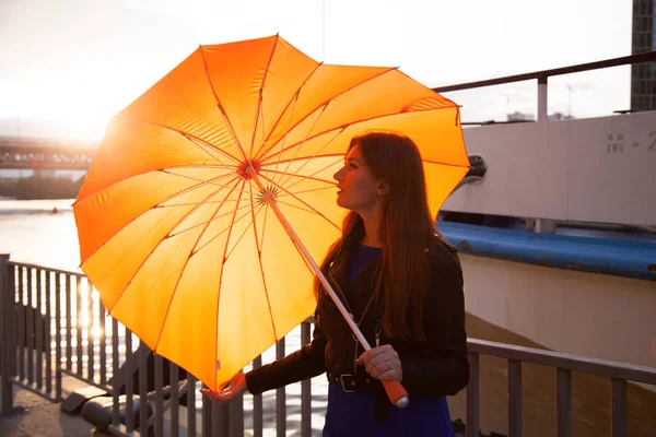 Femmes rousses sous le parapluie orange en forme de coeur — Photo