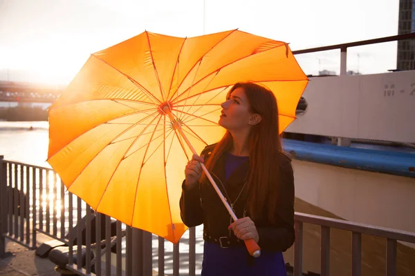 Femmes rousses sous le parapluie orange en forme de coeur — Photo