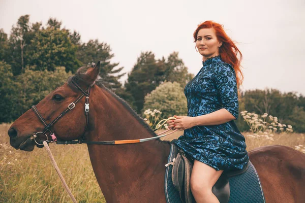 Schönes Mädchen mit ihrem Pferd, das zusammen geht — Stockfoto