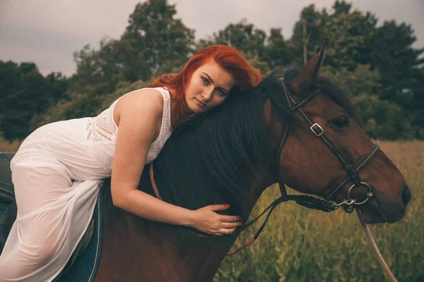 Schönes Mädchen mit ihrem Pferd, das zusammen geht — Stockfoto