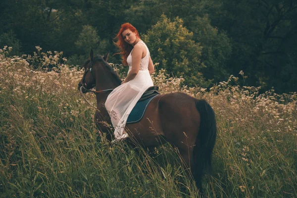 Menina bonita com seu cavalo andando juntos — Fotografia de Stock