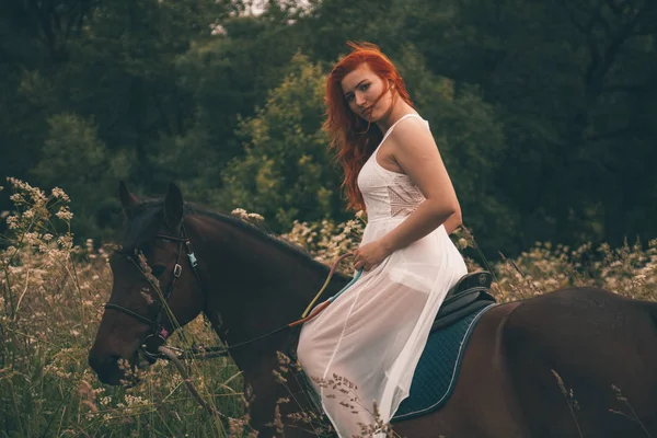 Schönes Mädchen mit ihrem Pferd, das zusammen geht — Stockfoto