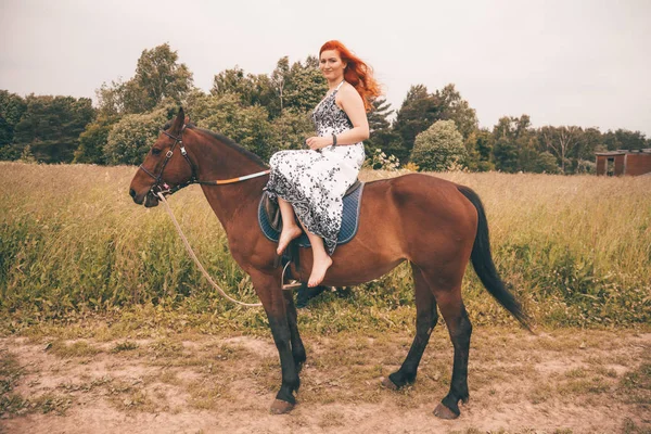 Mooi meisje met haar paard samen wandelen — Stockfoto