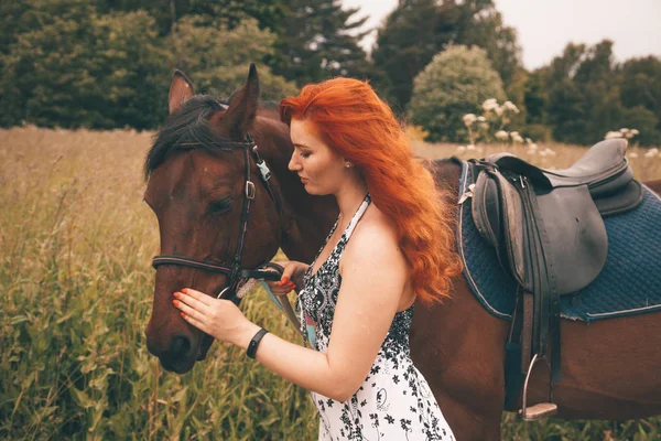 Belle fille avec son cheval marchant ensemble — Photo