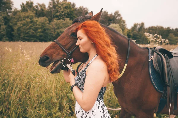 Belle fille avec son cheval marchant ensemble — Photo