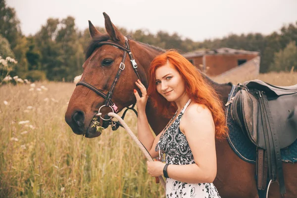 Menina bonita com seu cavalo andando juntos — Fotografia de Stock