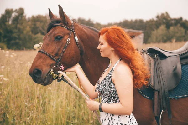 Όμορφο κορίτσι με το άλογό της να περπατάει μαζί — Φωτογραφία Αρχείου