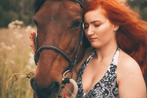 Krásná dívka s koněm, který chodí společně — Stock fotografie