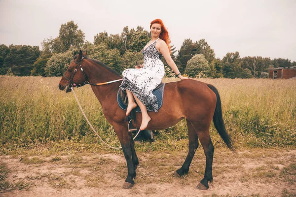 Menina bonita com seu cavalo andando juntos — Fotografia de Stock