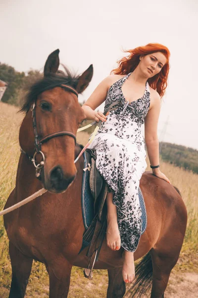 Belle fille avec son cheval marchant ensemble — Photo