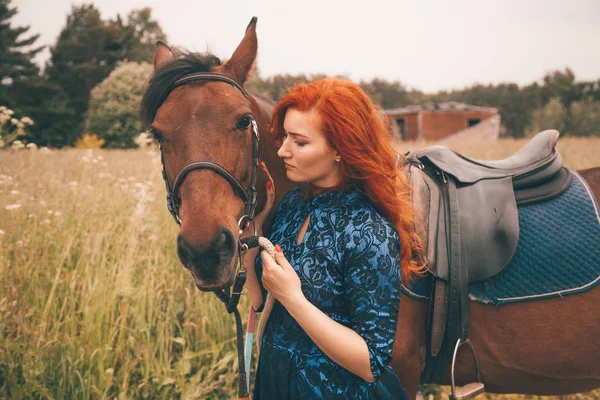 Schönes Mädchen mit ihrem Pferd, das zusammen geht — Stockfoto