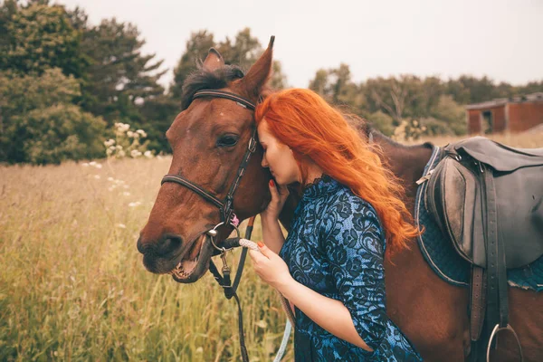 Krásná dívka s koněm, který chodí společně — Stock fotografie