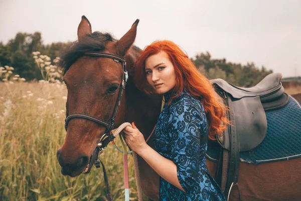 Mooi meisje met haar paard samen wandelen — Stockfoto