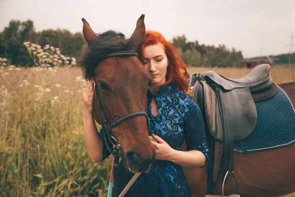 Menina bonita com seu cavalo andando juntos — Fotografia de Stock