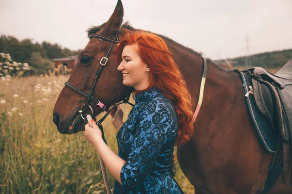 Belle fille avec son cheval marchant ensemble — Photo