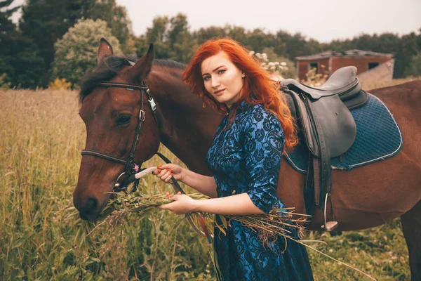 Mooi meisje met haar paard samen wandelen — Stockfoto