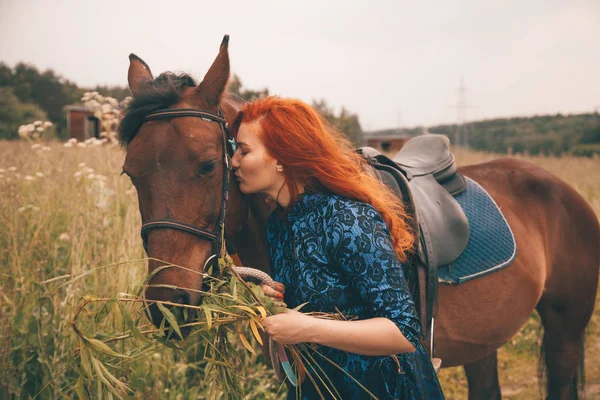 Piękna dziewczyna z jej konia pieszo razem — Zdjęcie stockowe