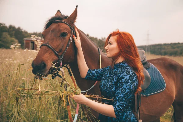 Όμορφο κορίτσι με το άλογό της να περπατάει μαζί — Φωτογραφία Αρχείου