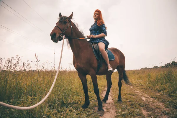 Belle fille avec son cheval marchant ensemble — Photo