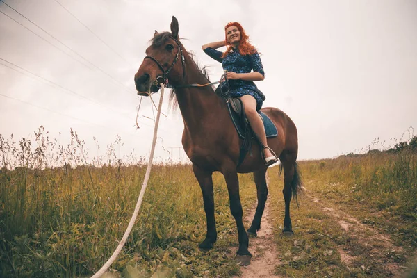 Menina bonita com seu cavalo andando juntos — Fotografia de Stock