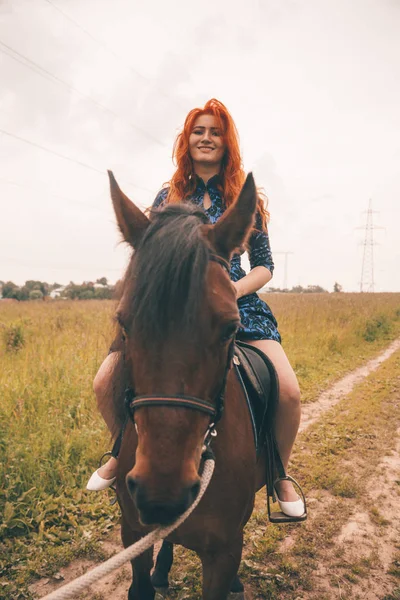 함께 걷는 그녀의 말과 함께 아름다운 소녀 — 스톡 사진