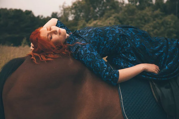 Piękna dziewczyna z jej konia pieszo razem — Zdjęcie stockowe