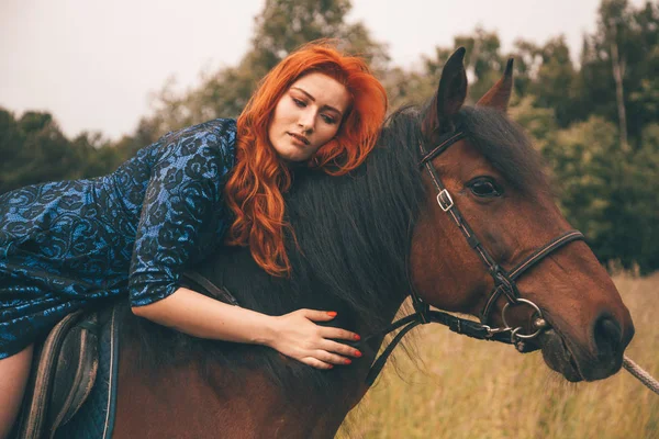 Menina bonita com seu cavalo andando juntos — Fotografia de Stock