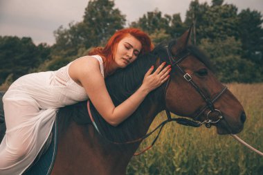 Atı birlikte yürüyen güzel kız