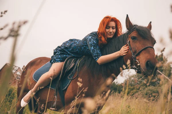 Belle fille avec son cheval marchant ensemble — Photo