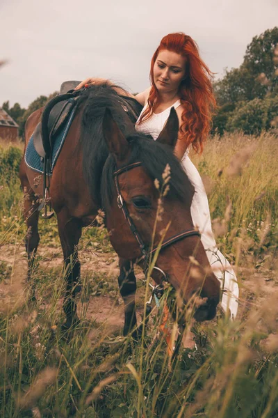 Schönes Mädchen mit ihrem Pferd, das zusammen geht — Stockfoto