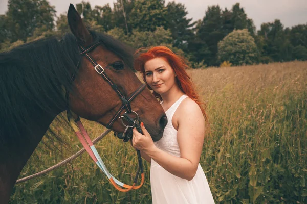 Piękna dziewczyna z jej konia pieszo razem — Zdjęcie stockowe