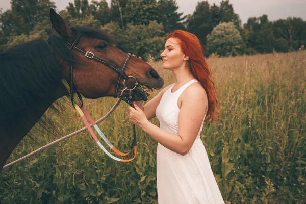 Menina bonita com seu cavalo andando juntos — Fotografia de Stock