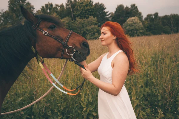 Belle fille avec son cheval marchant ensemble — Photo