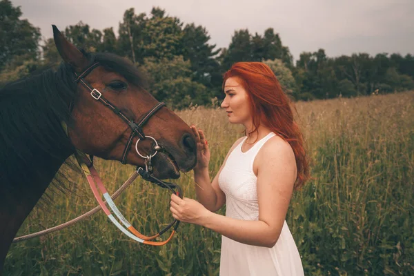 Belle fille avec son cheval marchant ensemble — Photo