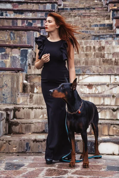 아름다운 여자 주인 와 그녀의 개 블랙 도베르만 야외 걷기 함께 — 스톡 사진