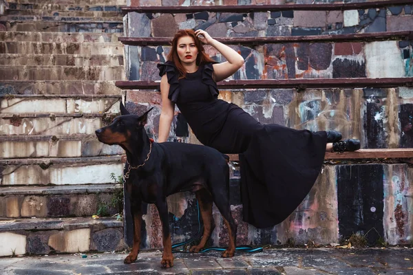 Köpeği siyah doberman açık havada birlikte yürüyüş ile güzel kadın sahibi — Stok fotoğraf