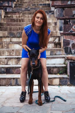 köpeği siyah doberman açık havada birlikte yürüyüş ile güzel kadın sahibi