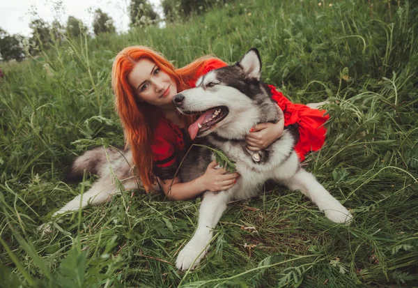 Menina com grande cão cinza no fundo da natureza na hora de verão. Estilo de vida foto . — Fotografia de Stock